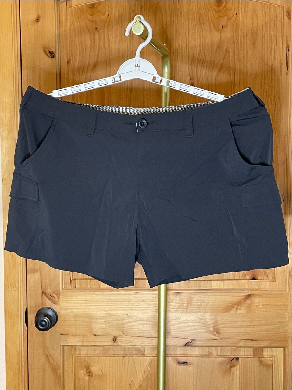 Bass Pro Shops  Black Women's Cargo Shorts Size 16